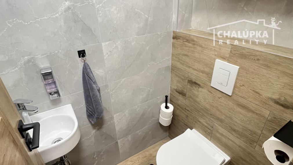 PRENÁJOM: Nadštandardný, zariadený 5-izbový mezanín 176 m2 + 2 terasy 43 m2 + garáž, Trenčín - Pod Sokolice