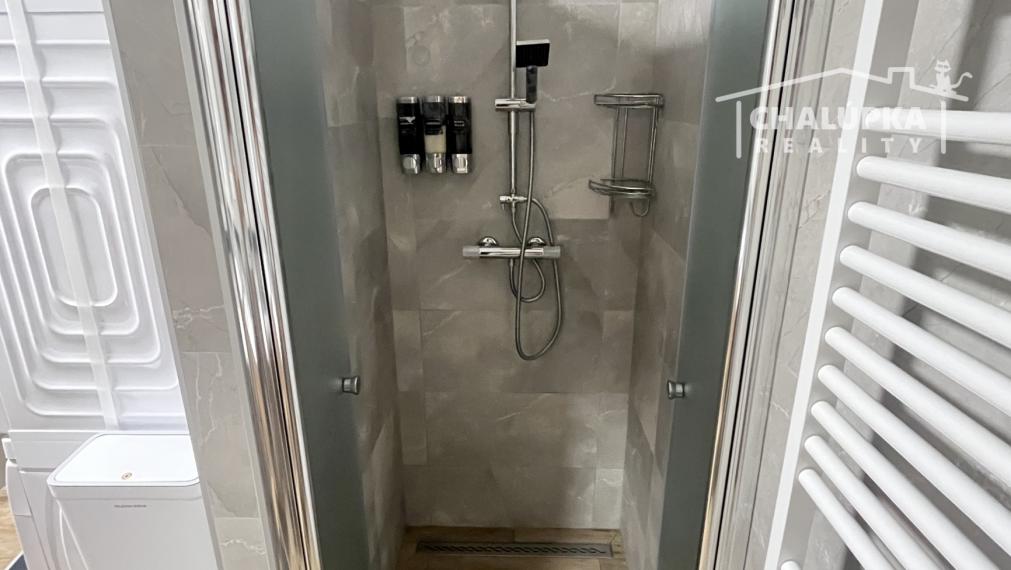 PRENÁJOM: Nadštandardný, zariadený 5-izbový mezanín 176 m2 + 2 terasy 43 m2 + garáž, Trenčín - Pod Sokolice