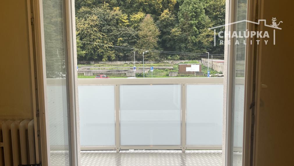 Tehlový 2-izbový byt s veľkým balkónom v Tr. Tepliciach