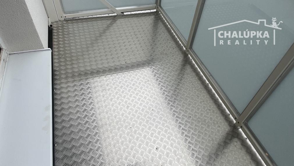 Tehlový 2-izbový byt s veľkým balkónom v Tr. Tepliciach