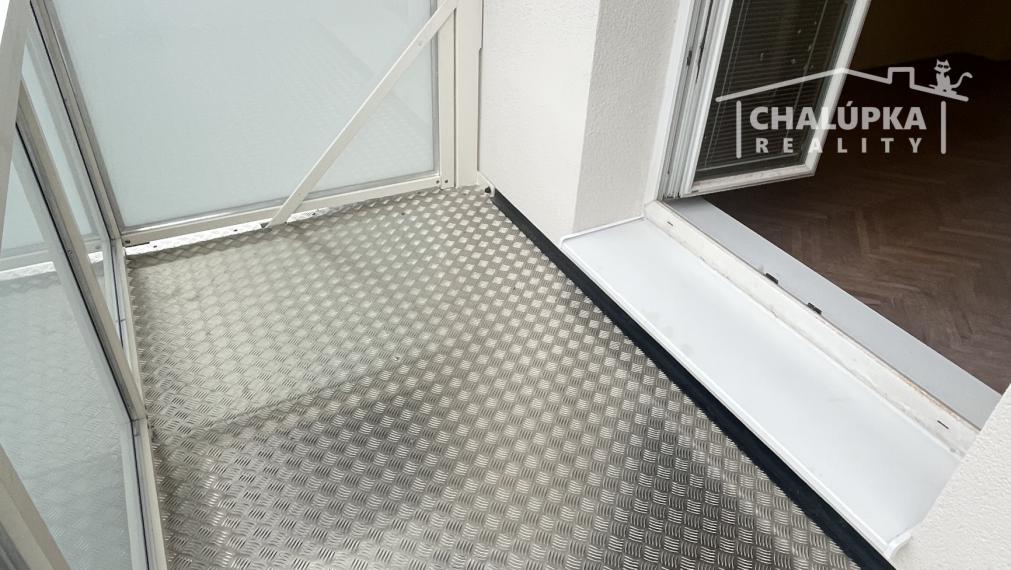 Tehlový 2-izbový byt s veľkým balkónom v Tr. Tepliciach