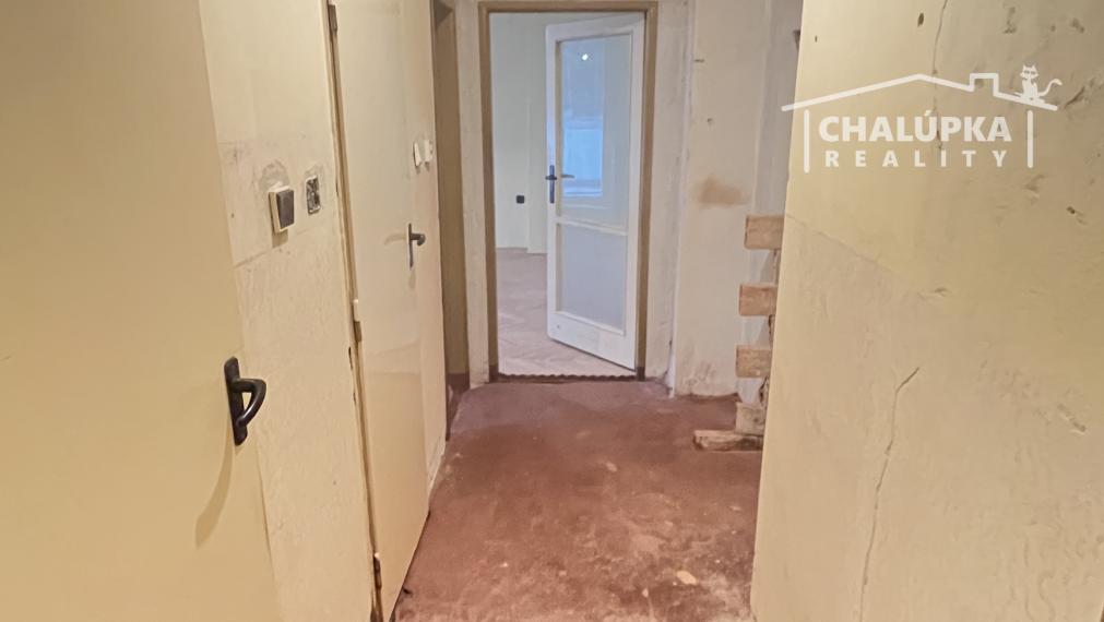 Tehlový 2-izbový byt s veľkým balkónom v Tr. Tepliciach