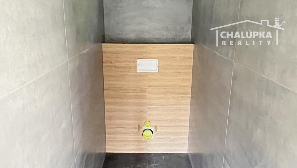 Veľký dom 7+1 s garážou a 1784 m2 pozemkom v Prašníku pri Piešťanoch