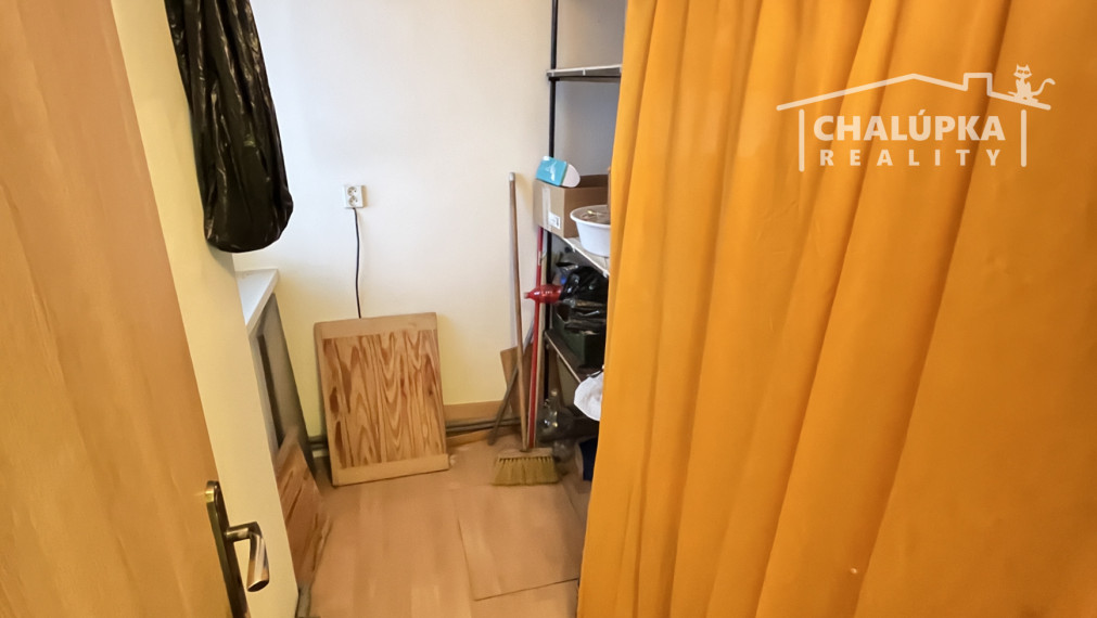 Tehlový 3-izbový byt s lodžiou, vl. kúrenie, veľký dvor, Nemšová časť Kľúčové