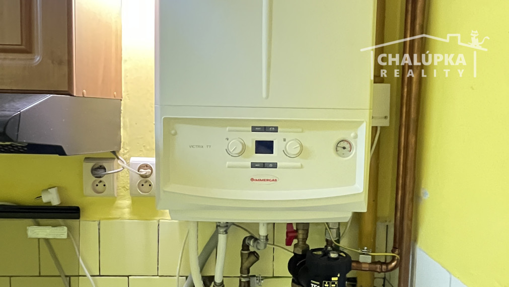 Tehlový 3-izbový byt s lodžiou, vl. kúrenie, veľký dvor, Nemšová časť Kľúčové