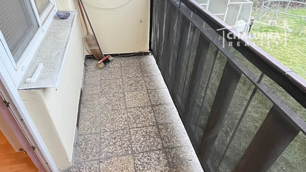 Tehlový 3-izbový byt s lodžiou, vl. kúrenie, veľký dvor, Nemšová časť Kľúčové