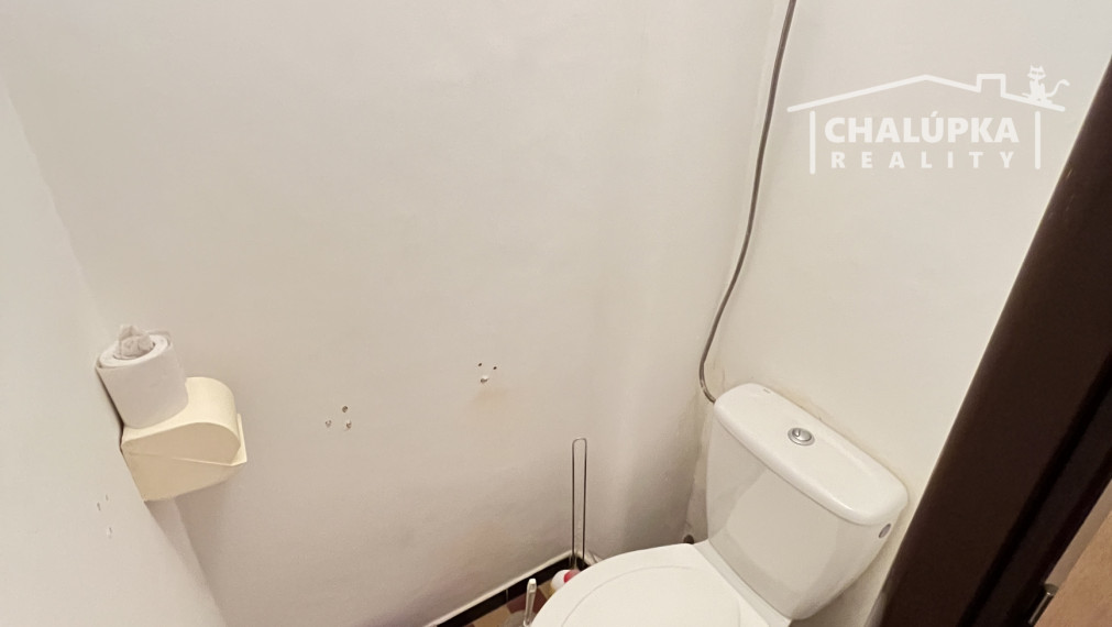 Tehlový 3-izbový byt s lodžiou, vl. kúrenie, veľký dvor, Nemšová časť Kľúčové