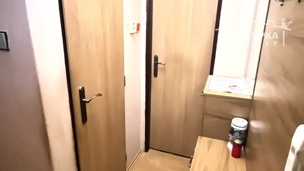 Tehlový 3-izbový byt s lodžiou, vl. kúrenie, veľký dvor, Nemšová časť Kľúčové