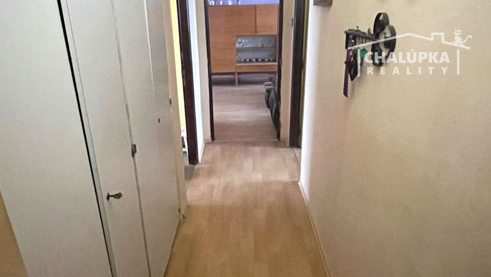 Tehlový 3-izbový byt s lodžiou, vl. kúrenie, veľký dvor, Nemšová časť Kľúčové