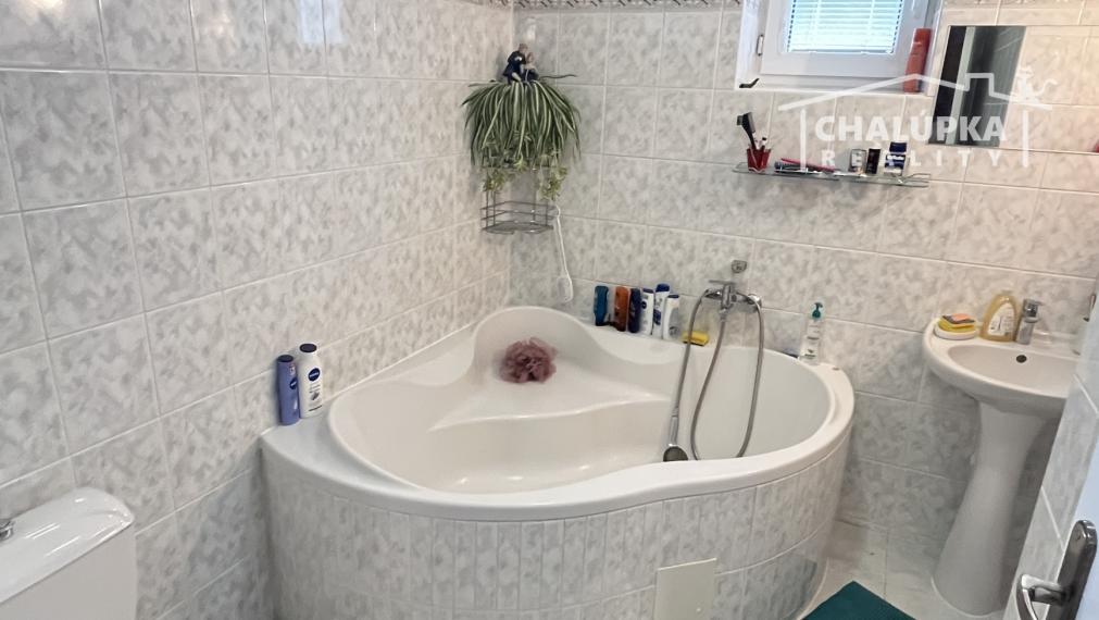 Rodinný dom 6+1 s garážou, 2-prístreškom a krásnym 2066 m2 pozemkom, Dubodiel