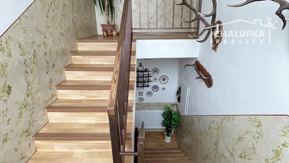 RD s 2 bytovými jednotkami (2x 3+1), 2 garážami, jazierkom a 1192 m2 pozemkom, Svinná