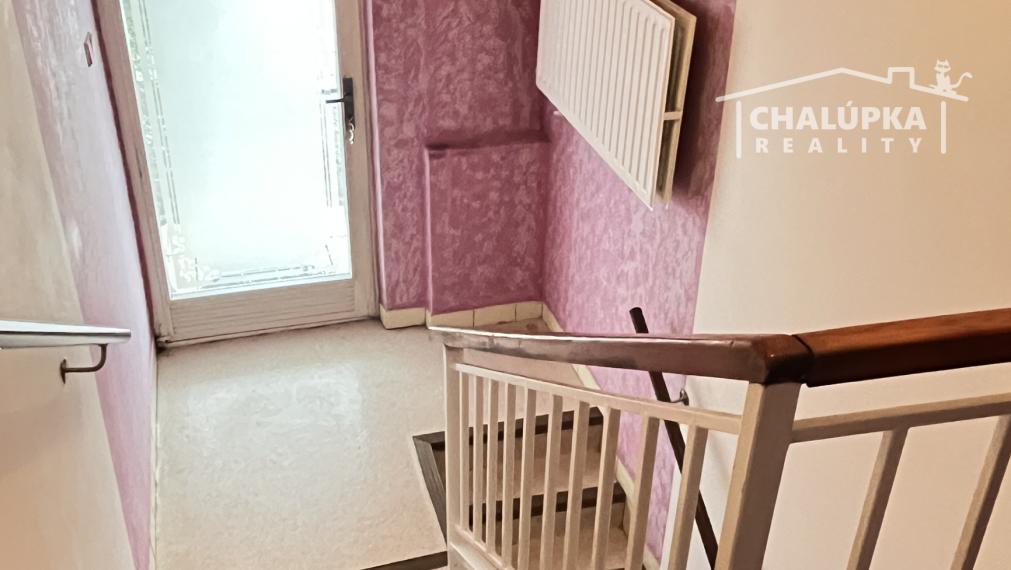 RD s 2 bytovými jednotkami (2x 3+1), 2 garážami, jazierkom a 1192 m2 pozemkom, Svinná