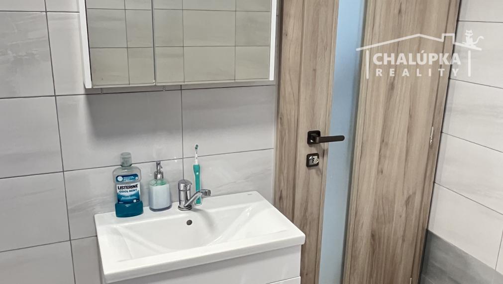 2-izbový byt 82 m2 so záhradou 337 m2 a 3 dielňami, Kostolná-Záriečie pri Trenčíne