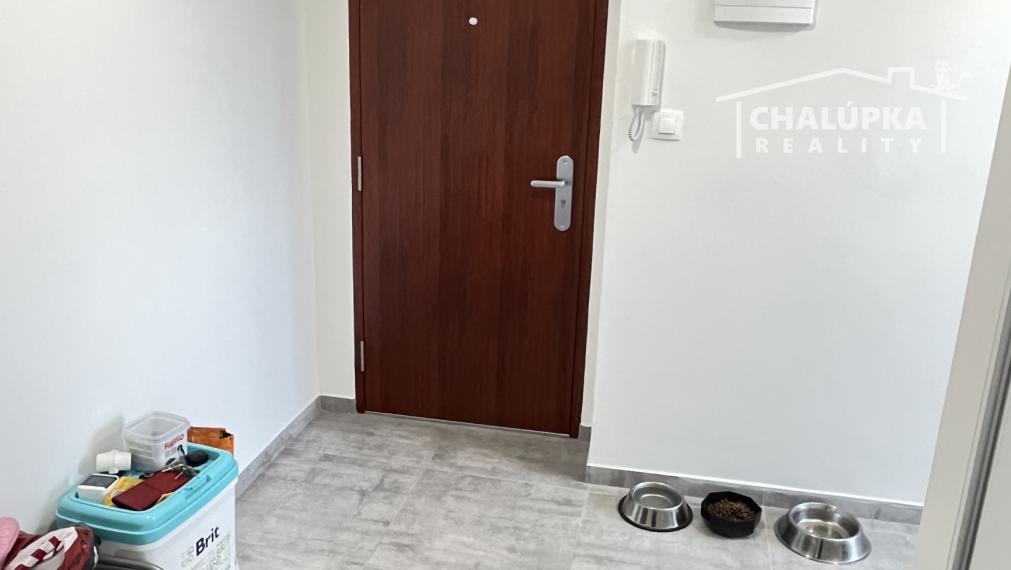 2-izbový byt 82 m2 so záhradou 337 m2 a 3 dielňami, Kostolná-Záriečie pri Trenčíne