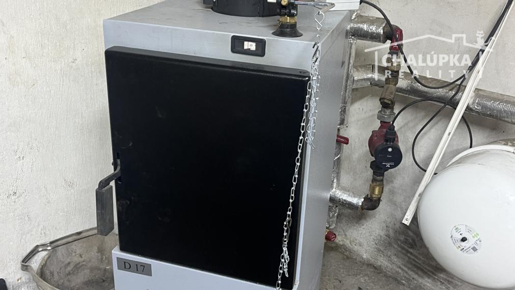 2-izbový byt 82 m2 so záhradou 337 m2 a 3 dielňami, Kostolná-Záriečie pri Trenčíne