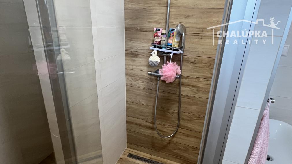 2-izbový byt 82 m2 so záhradou 342 m2, garážou a hosp. časťou, Kostolná-Záriečie pri Trenčíne
