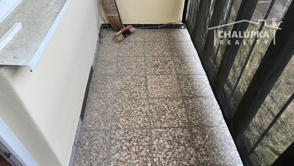 Tehlový 3-izbový byt s lodžiou, vl. kúrenie, veľký dvor, Nemšová časť Kľúčové