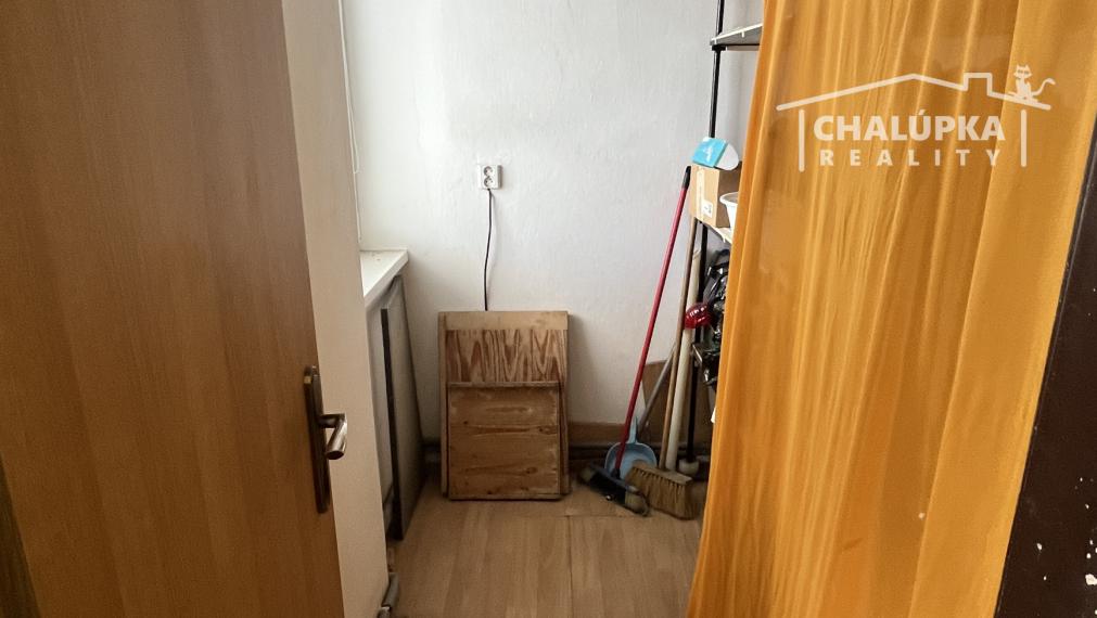 Tehlový 3-izbový byt s lodžiou, vl. kúrenie, veľký dvor, Nemšová časť Kľúčové
