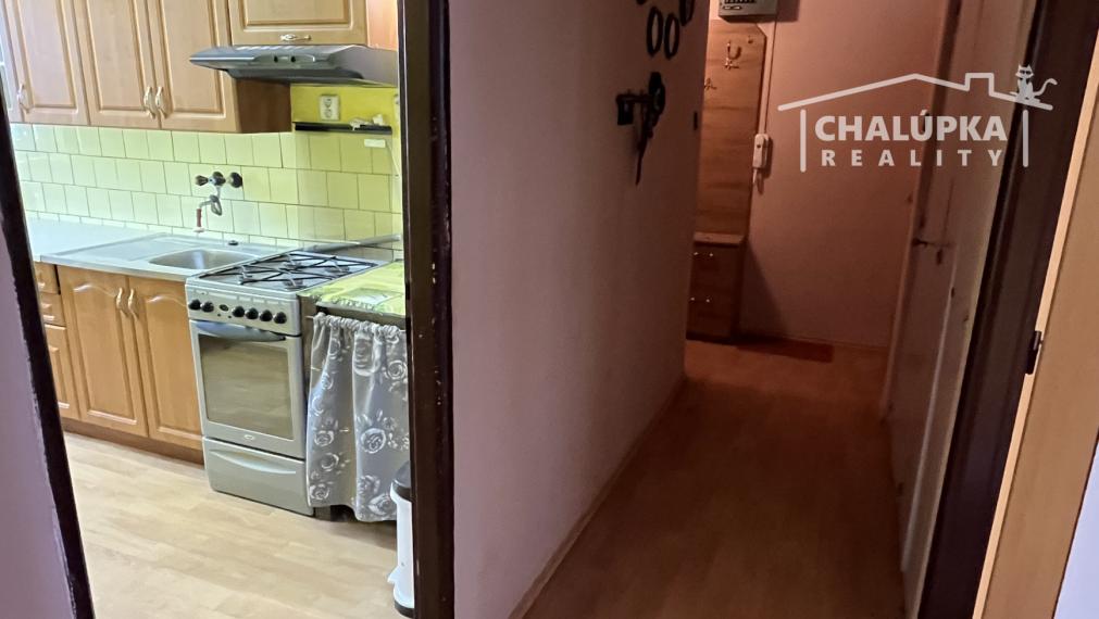 Tehlový 3-izbový byt s lodžiou, vl. kúrenie, veľký dvor, Nemšová časť Kľúčové