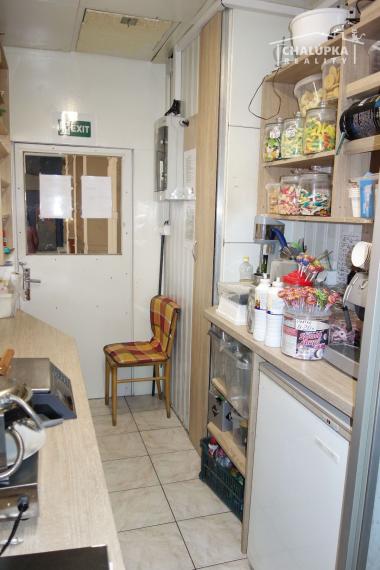 Stánok po rokonštrukcii 6 m2 priamo v centre Novej Dubnice