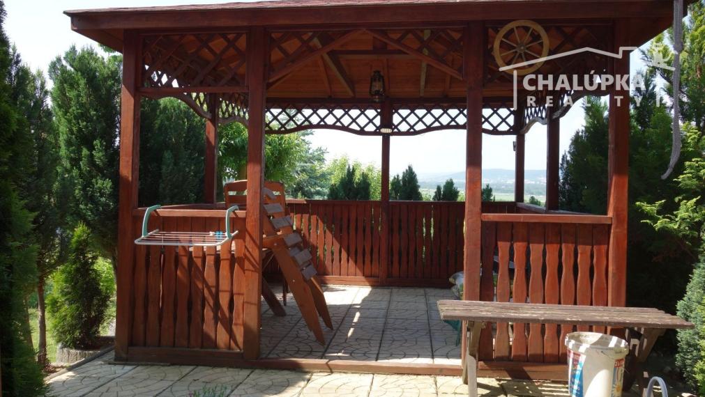 Krásna, zariadená chata v Beckove s úžasným výhľadom na hrad a 552 m2 pozemkom