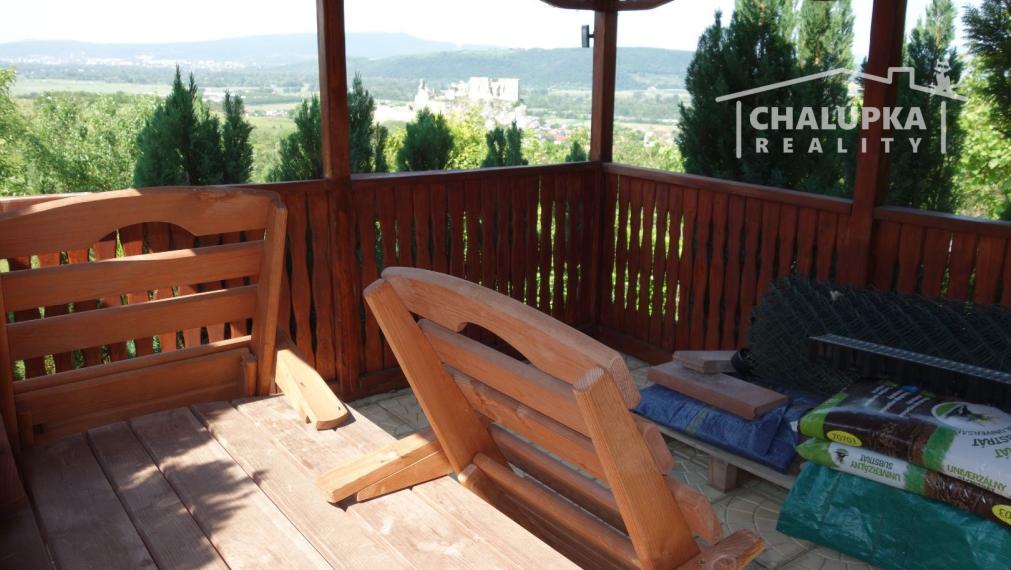 Krásna, zariadená chata v Beckove s úžasným výhľadom na hrad a 552 m2 pozemkom