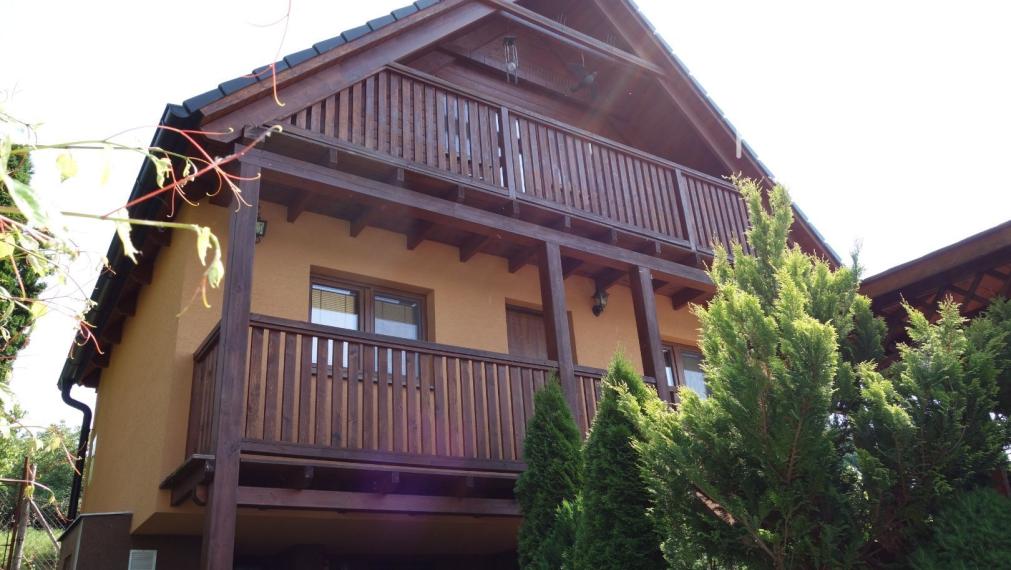 Krásna, zariadená chata v Beckove s úžasným výhľadom na hrad a 552 m2 pozemkom