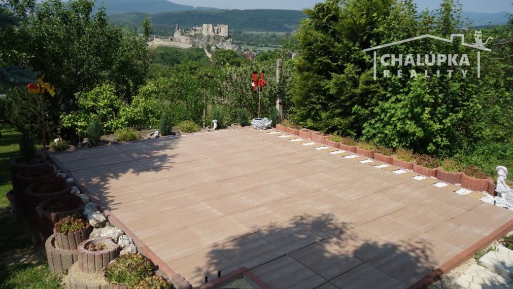 Krásna, zariadená chata v Beckove s úžasným výhľadom na hrad a 552 m2 pozemkom