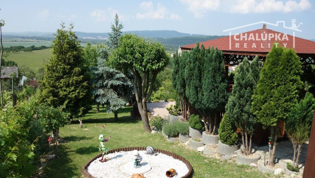 Krásna, zariadená chata v Beckove s úžasným výhľadom na hrad a 552 m2 pozemkom