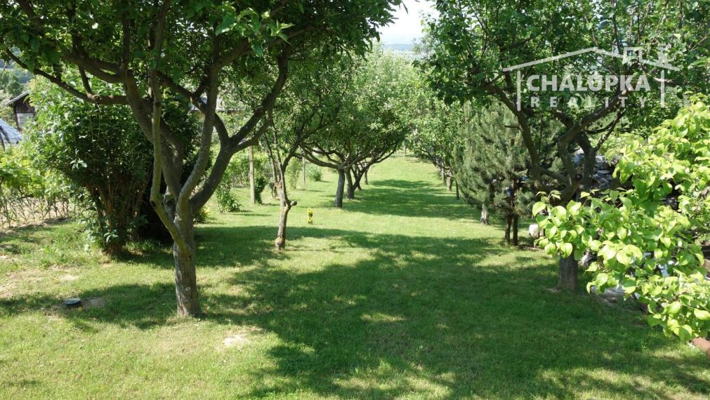 Krásna, zariadená chata v Beckove s úžasným výhľadom na hrad a 552 m2 pozemkom