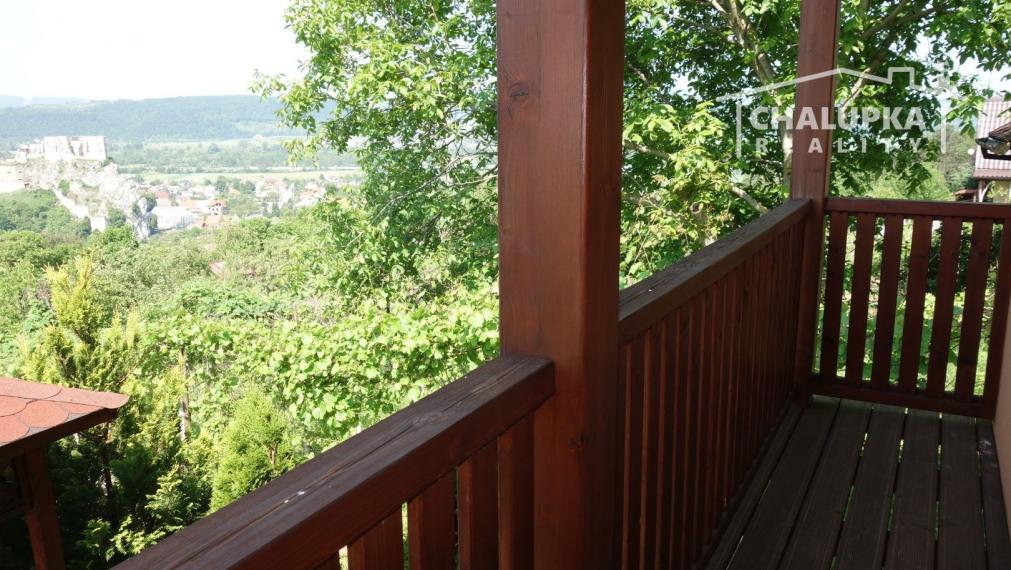 Krásna, zariadená chata v Beckove s úžasným výhľadom na hrad a 552 m2 pozemkom