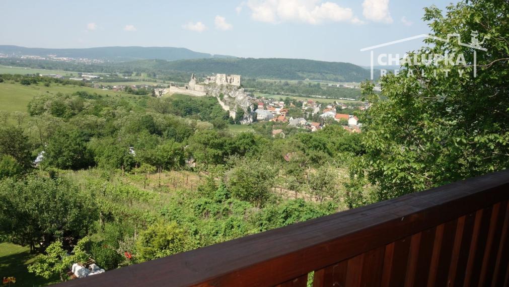 Krásna, zariadená chata v Beckove s úžasným výhľadom na hrad a 552 m2 pozemkom