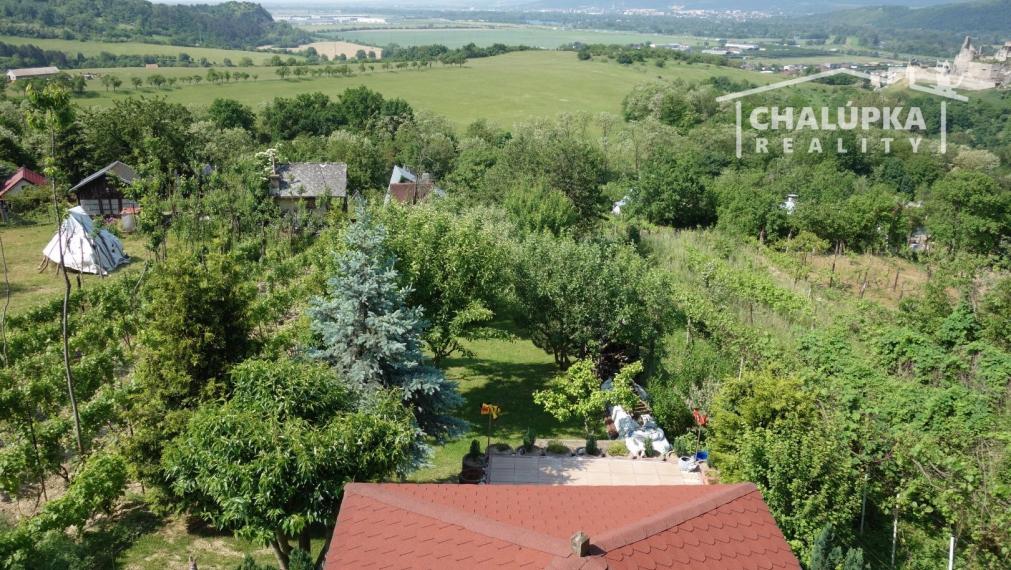 Krásna, zariadená chata v Beckove s úžasným výhľadom na hrad a 552 m2 pozemkom