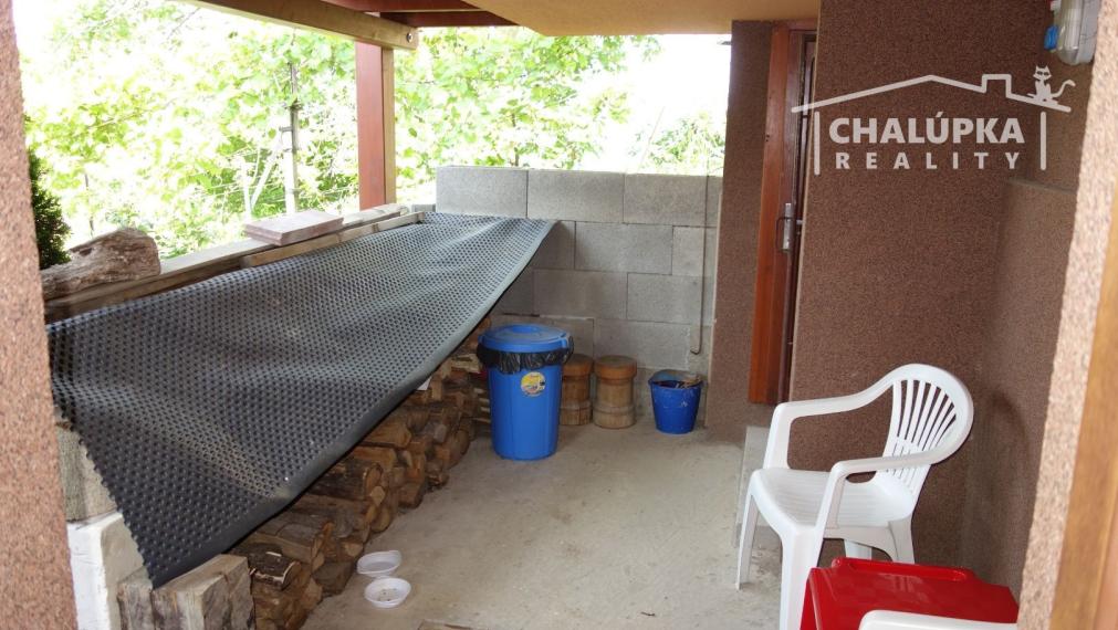 Krásna, zariadená chata v Beckove s úžasným výhľadom na hrad a 552 m2 pozemkom