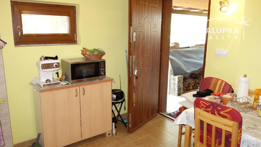 Krásna, zariadená chata v Beckove s úžasným výhľadom na hrad a 552 m2 pozemkom