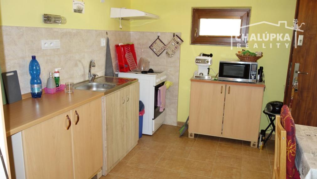 Krásna, zariadená chata v Beckove s úžasným výhľadom na hrad a 552 m2 pozemkom