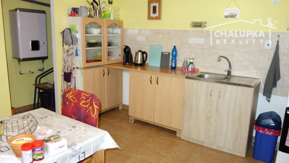 Krásna, zariadená chata v Beckove s úžasným výhľadom na hrad a 552 m2 pozemkom