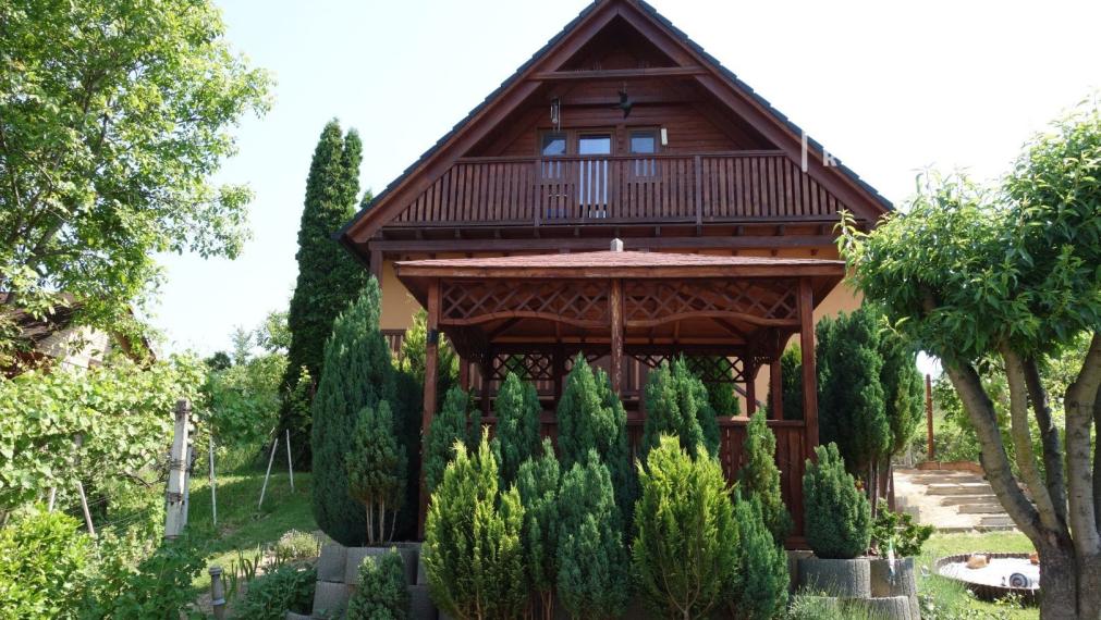 Krásna, zariadená chata v Beckove s úžasným výhľadom na hrad a 552 m2 pozemkom