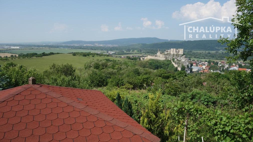 Krásna, zariadená chata v Beckove s úžasným výhľadom na hrad a 552 m2 pozemkom