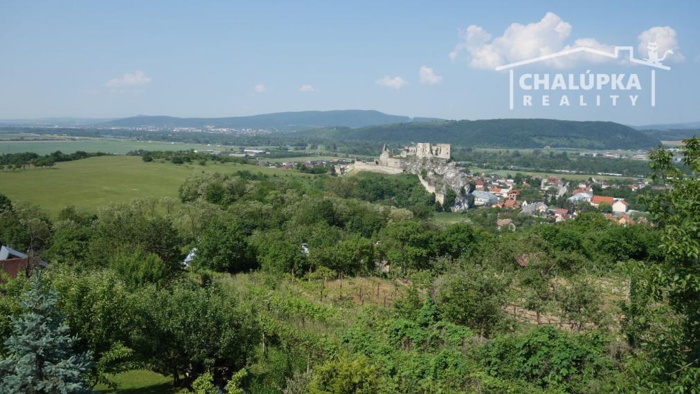 Krásna, zariadená chata v Beckove s úžasným výhľadom na hrad a 552 m2 pozemkom