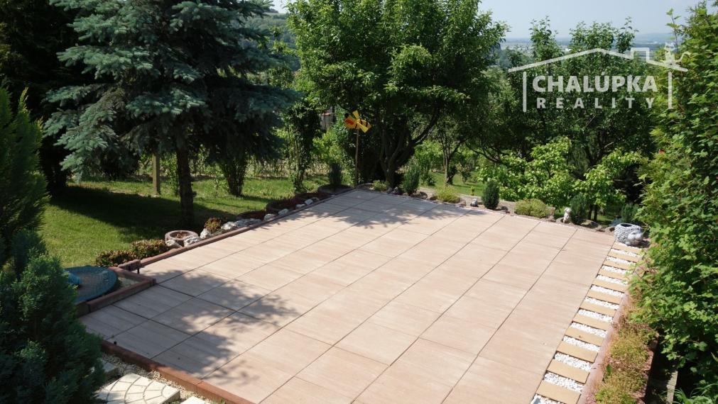 Krásna, zariadená chata v Beckove s úžasným výhľadom na hrad a 552 m2 pozemkom