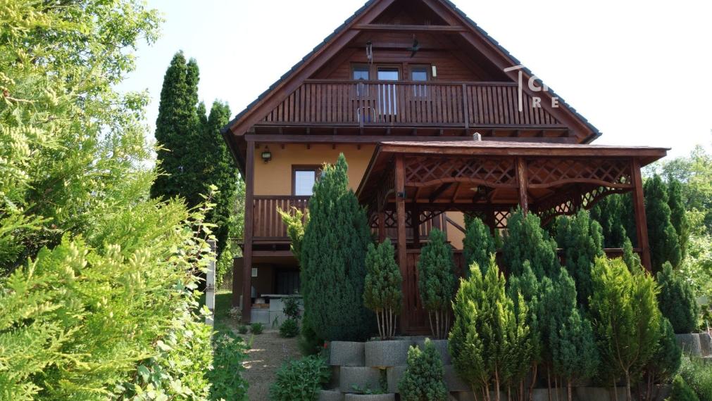 Krásna, zariadená chata v Beckove s úžasným výhľadom na hrad a 552 m2 pozemkom