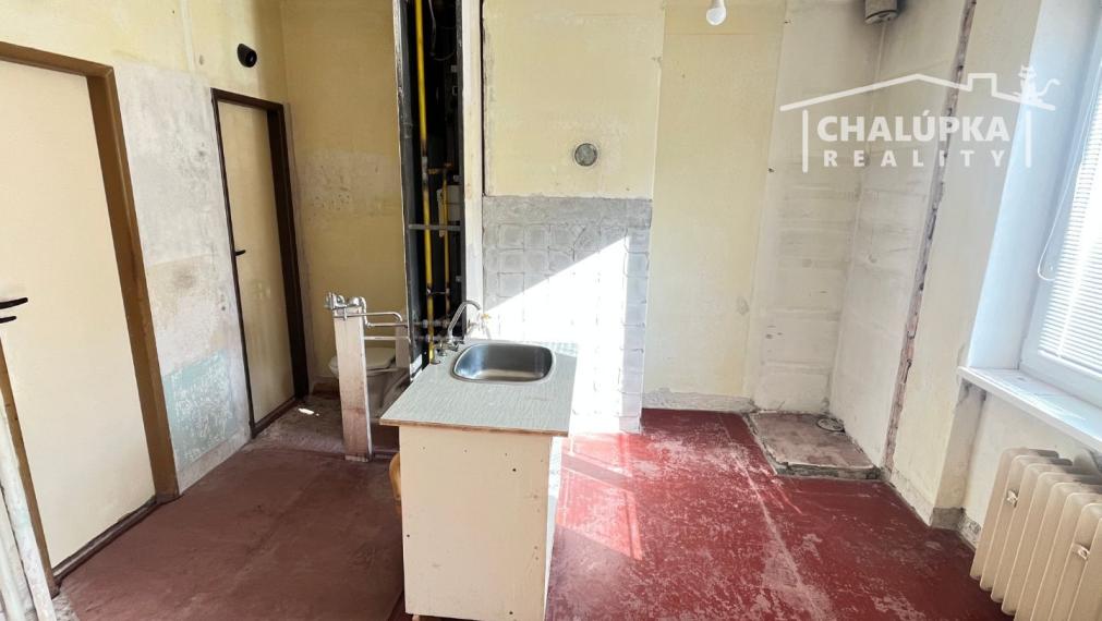 Tehlový 2-izbový byt s veľkým balkónom v Tr. Tepliciach