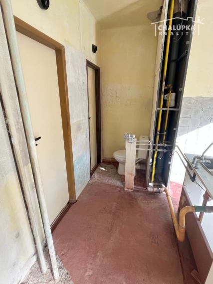 Tehlový 2-izbový byt s veľkým balkónom v Tr. Tepliciach