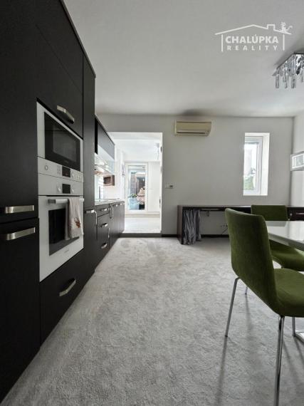 Krásny 2-izbový byt 70 m2 + terasa 28 m2 v centre Trenčína