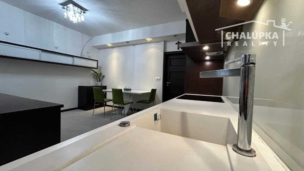 Krásny 2-izbový byt 70 m2 + terasa 28 m2 v centre Trenčína