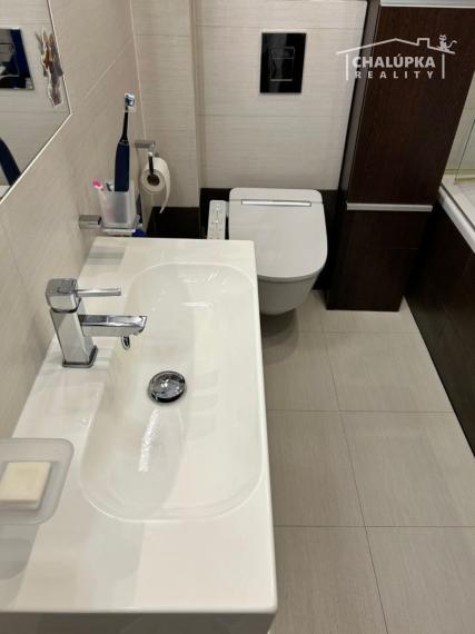 Krásny 2-izbový byt 70 m2 + terasa 28 m2 v centre Trenčína