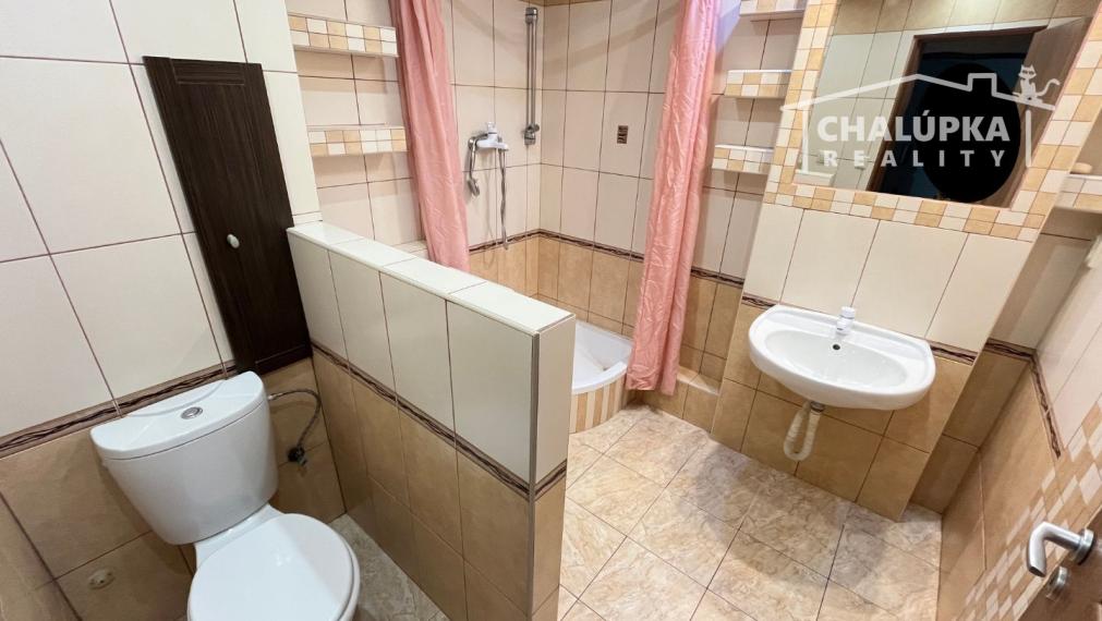 Zrekonštruovaný 3-izbový byt s lodžiou v Trenčíne, ul. Osvienčimská, Sihoť II