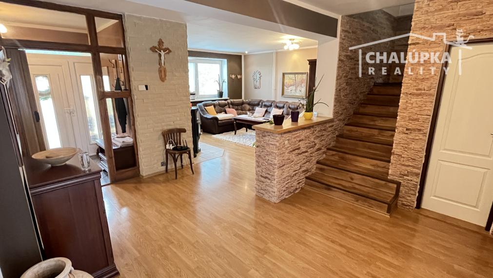 Veľký RD 6+1 s garážou, 2-prístreškom a krásnym 2066 m2 pozemkom, Dubodiel