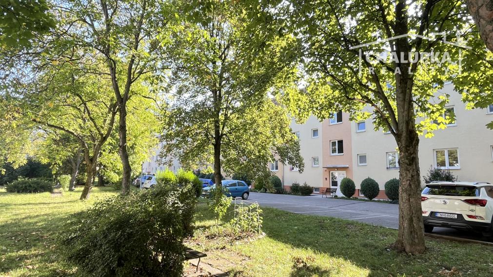 REZERVOVANÉ Tehlový 2-izbový byt s lodžiou Trenčín - Dlhé Hony